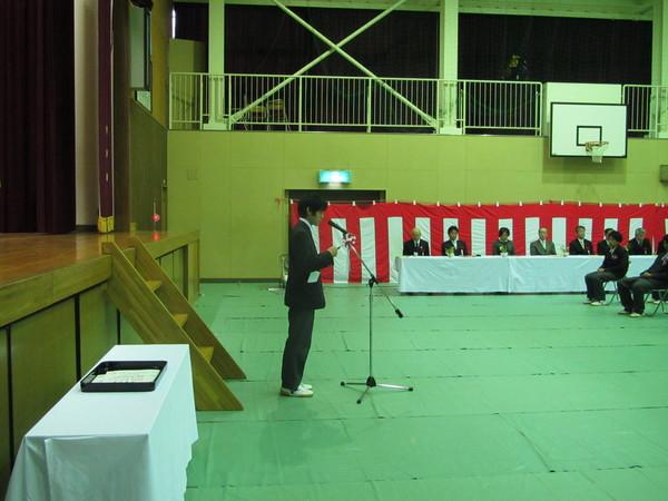 ステージの下で卒業生代表の男子生徒がマイクの前でお礼の言葉を述べている写真